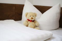 Bett mit Teddybär